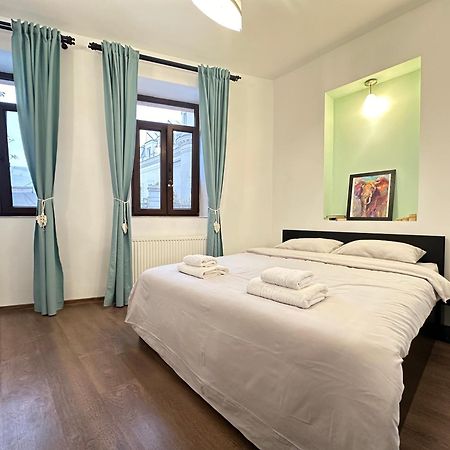 Holiday Apartments Bukares Bagian luar foto
