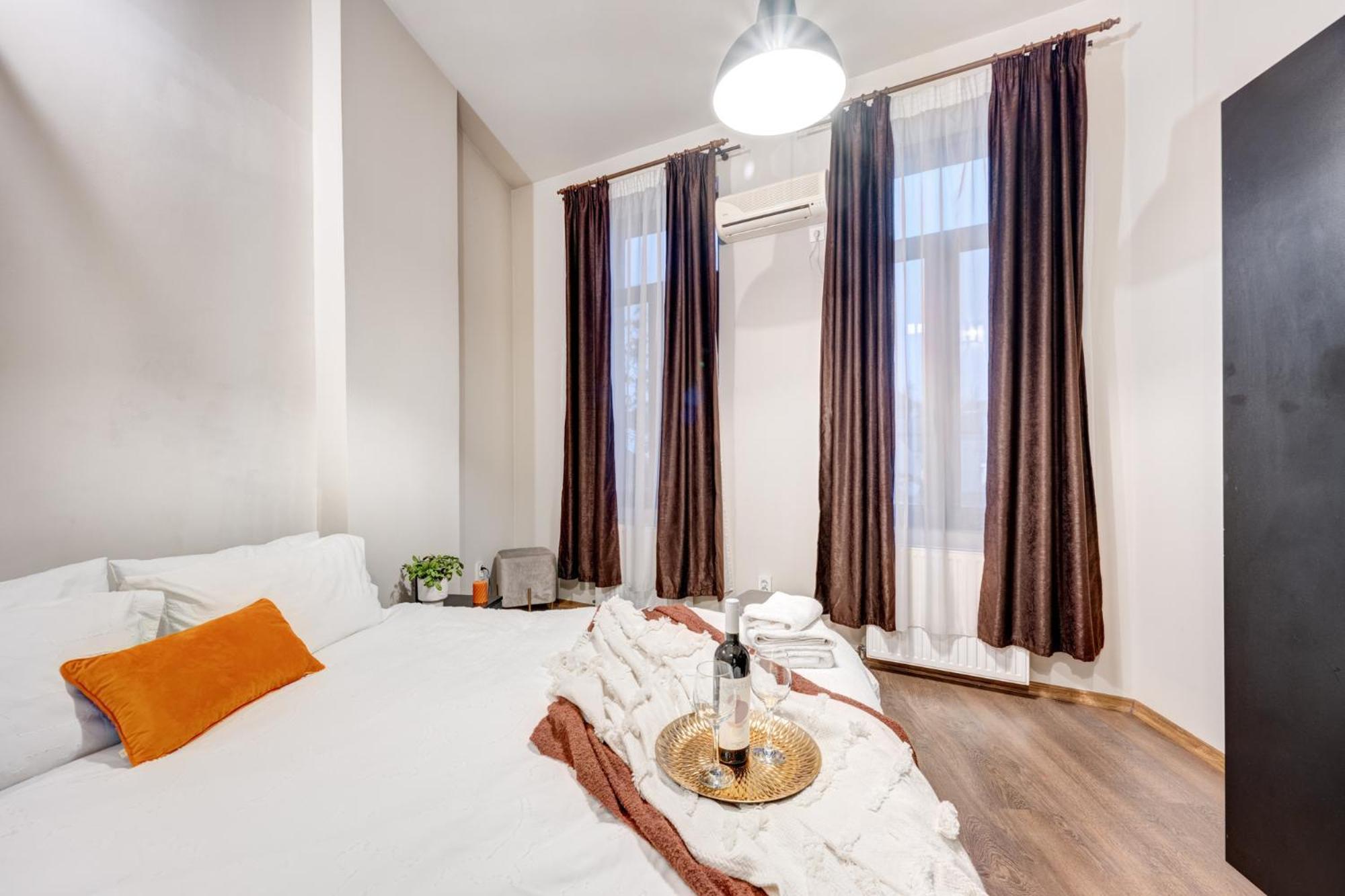 Holiday Apartments Bukares Bagian luar foto